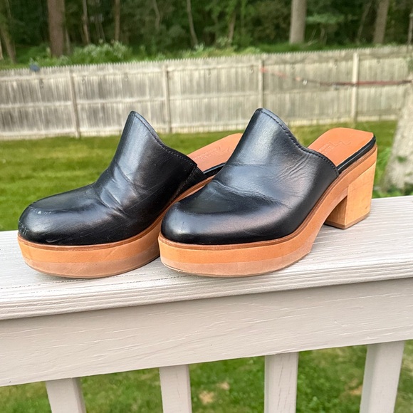 27 Edit Naturalizer Katrese Black Leather Clogs with Tan Sole - Picture 1 of 3